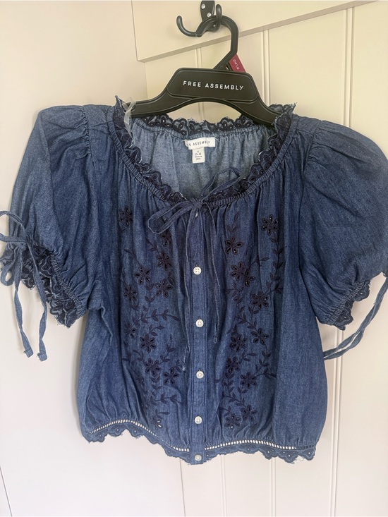 Free Assembly Tops - Free Assembly Embroidered Chambray crop top dark wash small NWT